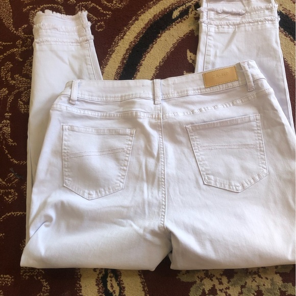 CHARLIE B Women's Soft white Cropped Jeans size 12 - new or like new - Picture 6 of 9